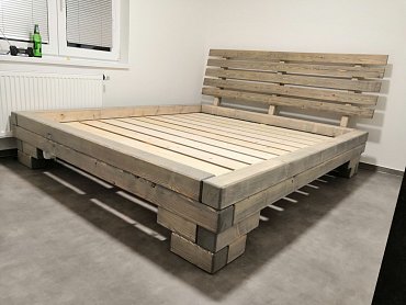 Postel z masivního smrkového dřeva